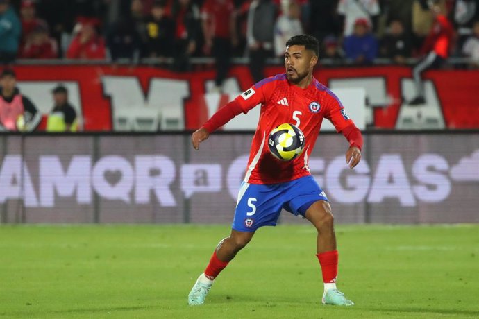 Futbol, Chile vs Ecuador. Clasificatorias al Mundial 2026. El jugador de la seleccion chilena Paulo Diaz es fotografiado durante el partido clasificatorio al Mundial 2026 contra Ecuador disputado en el estadio Nacional de Santiago,