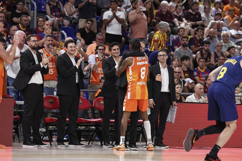 Pedro Martínez se abraza a Jean Montero en el tramo final del partido contra el Barça en el Palau Blaugrana en el que ganaron la Liga Endesa 2026