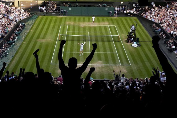 Archivo - 13 July 2025, United Kingdom, London: Italian tennis player Jannik Sinner celebrates after defeating Spain's Carlos Alcaraz during their Gentlemen's Singles Final on day fourteen of the 2025 Wimbledon Championships at the All England Lawn Tennis