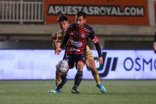 Futbol, Deportes Limache vs Everton Fecha 6, Copa de la Liga 2026, El jugador de Deportes Limache, Jean Meneses, izquierda,  disputa el balon contra Amaro Leon de Everton, durante el partido de copa de la liga, disputado en el estadio Lucio Farina