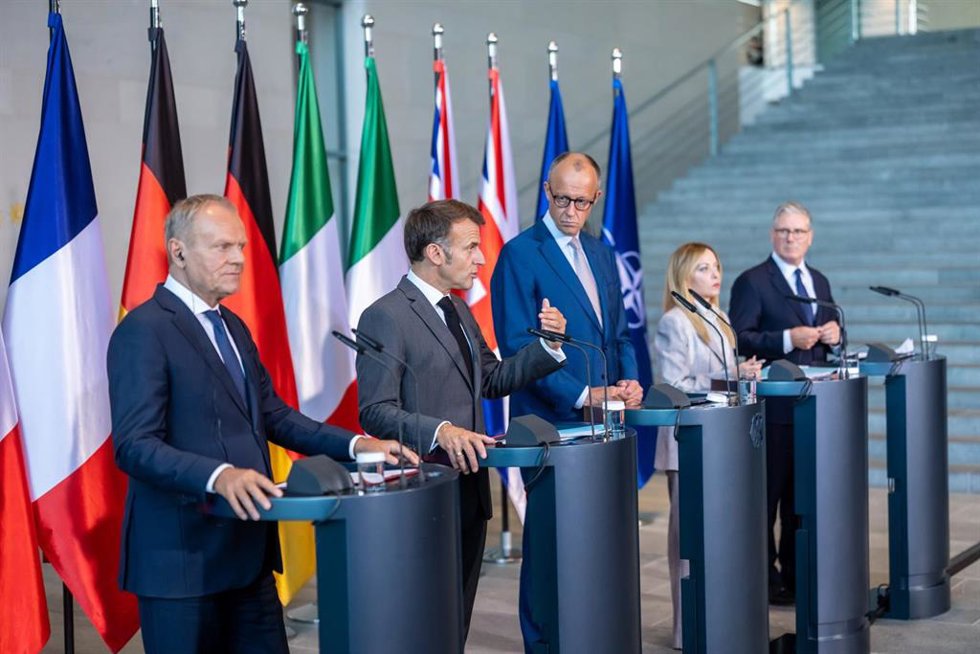 El primer ministro de Polonia, Donald Tusk; el presidente francés, Emmanuel Macron; el canciller alemán, Friedrich Merz; la primera ministra de Italia, Giorgia Meloni, y el primer ministro de Reino Unido, Keir Starmer, asisten a una rueda de prensa