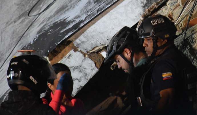Equipos de emergencias rescatan a personas en Venezuela tras el terremoto