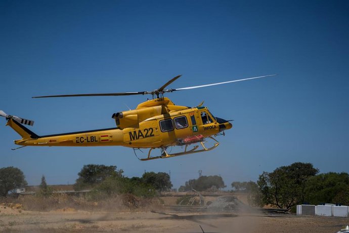 Un helicóptero del INFOCA operativo. Imagen de archivo. 