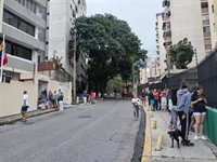 El Consulado en Caracas pide a los ciudadanos españoles que verifiquen el estado de todas las personas de su entorno