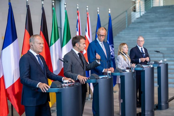 24 de junho de 2026, Berlim: Donald Tusk, primeiro-ministro da Polônia; o presidente francês Emmanuel Macron; o chanceler alemão Friedrich Merz; Giorgia Meloni, primeira-ministra da Itália; e Keir Starmer, primeiro-ministro do Reino Unido, participam de u