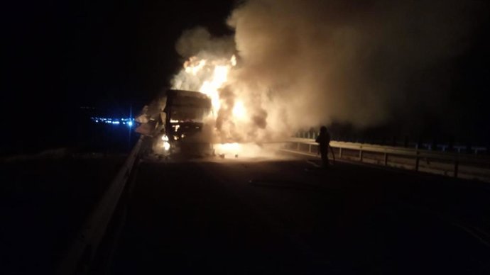 Incendio de un camión en la A-33, a su paso por la pedanía de El Carche en Jumilla.