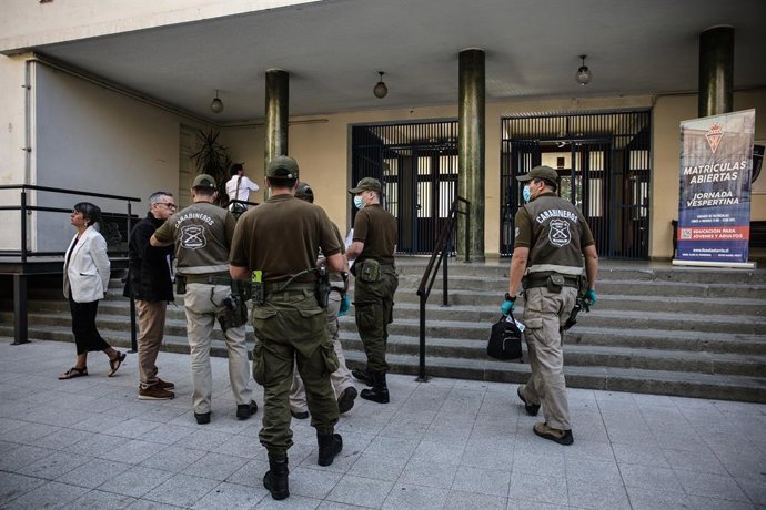 Santiago, 31 de marzo de 2026.  Por lanzamiento de elemento explosivo a una oficina del Liceo Jose Victorino Lastarria de Providencia se produjo un incendio suspendiendo las clases y una investigacion por parte de Labocar  Diego Martin/Aton Chile