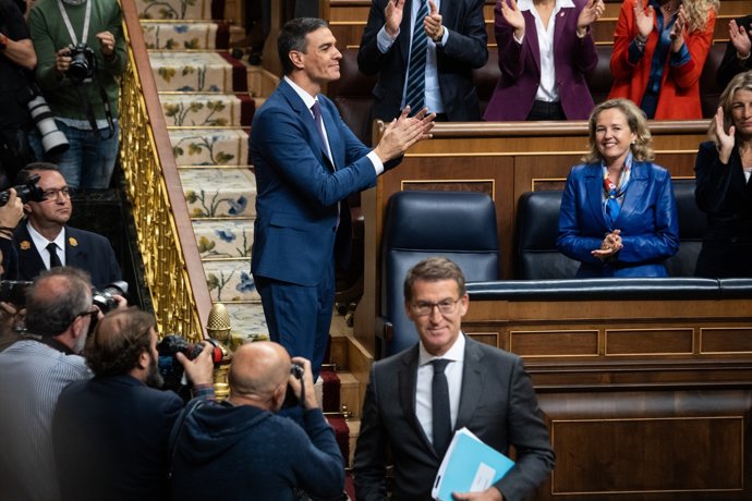 El recién nombrado presidente del Gobierno, Pedro Sánchez (c), aplaude tras finalizar la segunda sesión del debate de investidura como presidente de Gobierno, en el Congreso de los Diputados, a 16 de noviembre de 2023, en Madrid (España).