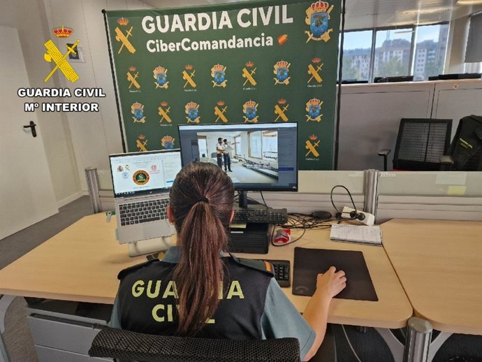Una agente de la Guardia Civil investiga delitos informáticos.