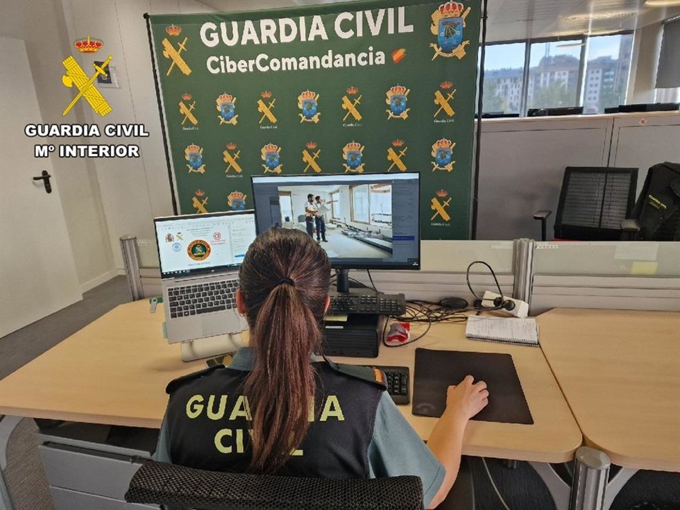 Una agente de la Guardia Civil investiga delitos informáticos.