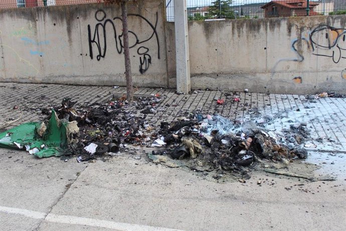 Imagen de los contenedores quemados.