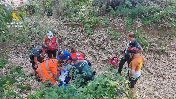 Guardia Civil de Sevilla rescata a un ciclista accidentado