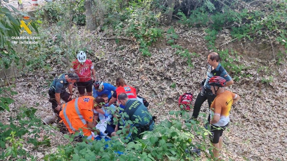 Guardia Civil de Sevilla rescata a un ciclista accidentado