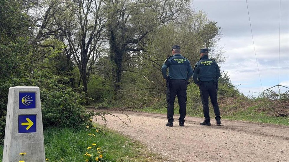 Dos guardias civiles en una ruta del Camino de Santiago.