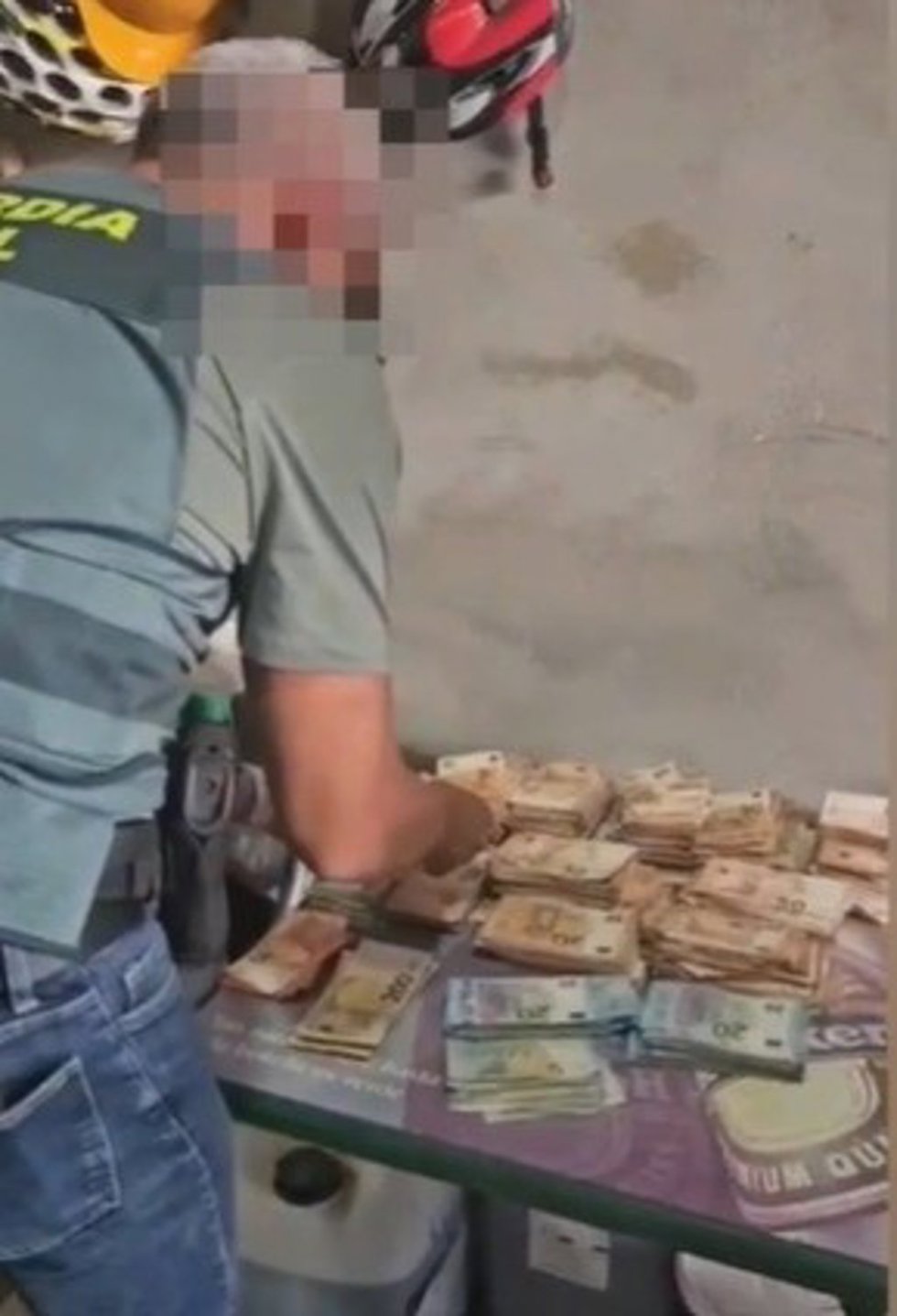 Un agente de la Guardia Civil contando dinero hallado en uno de los registros de la Sierra.