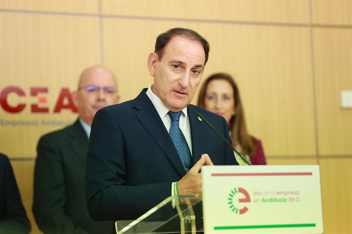 Archivo - El presidente de la CEA; Javier González de Lara, ofrece una rueda de prensa con motivo y antes de la celebración del acto institucional del Día de la Empresa en Andalucía, que organiza la Confederación de Empresarios de Andalucía (CEA). (Foto d