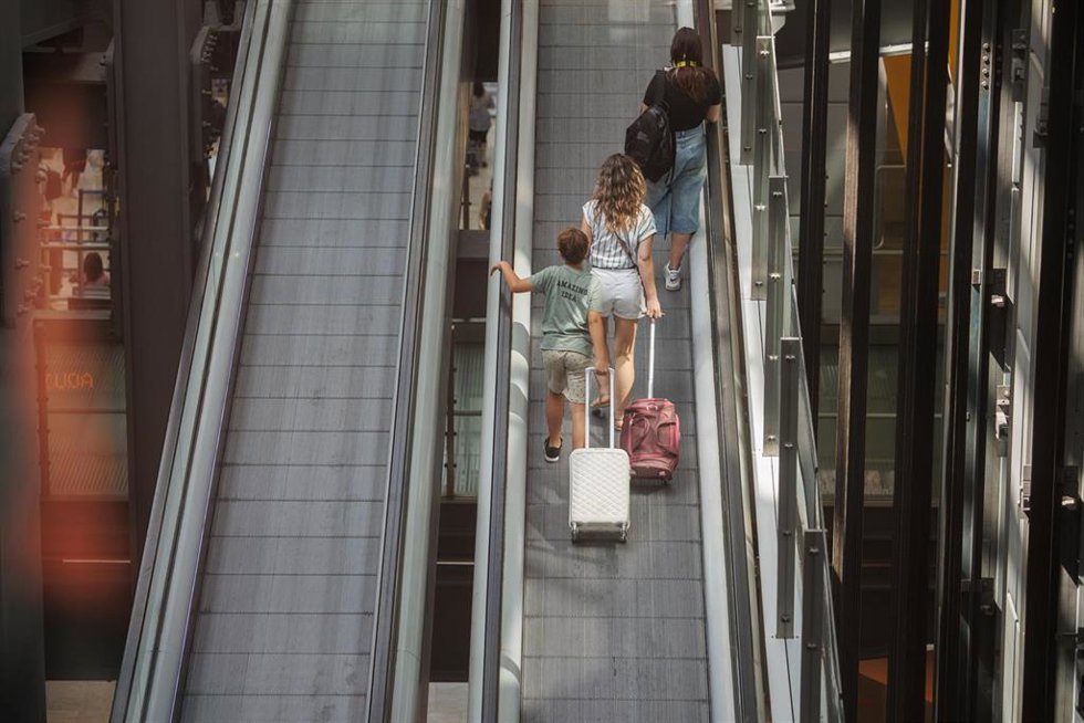 Archivo - Varias personas con maletas en las escaleras mecánicas de la terminal T4 del Aeropuerto Adolfo Suárez Madrid-Barajas, a 12 de julio de 2024, en Madrid (España). 