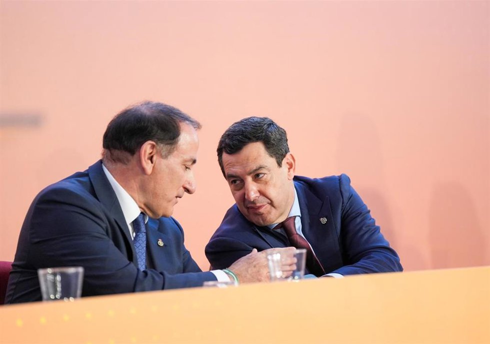 Archivo - El presidente de la Junta de Andalucía, Juanma Moreno (d), junto al recién reelegido presidente de la CEA, Javier González de Lara (i), durante la celebración de la asamblea general de la Confederación de Empresarios de Andalucía (CEA). (Foto de