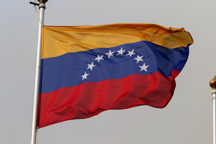 Archivo - Arquivo - 2 de novembro de 2023, São Petersburgo, Rússia: A bandeira nacional da República da Venezuela, como país participante do 12º Fórum Internacional do Gás de São Petersburgo