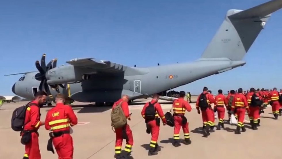 Archivo - Efectivos de la UME acceden a un avión A-400M.