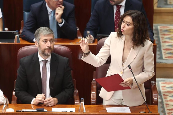 La presidenta de la Comunidad de Madrid, Isabel Díaz Ayuso, durante una sesión plenaria, en la Asamblea de Madrid, a 18 de junio de 2026, en Madrid (España). 