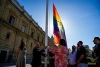 El Parlamento iza en su fachada la bandera Lgtbi: El compromiso de la "casa de los andaluces con la diversidad"