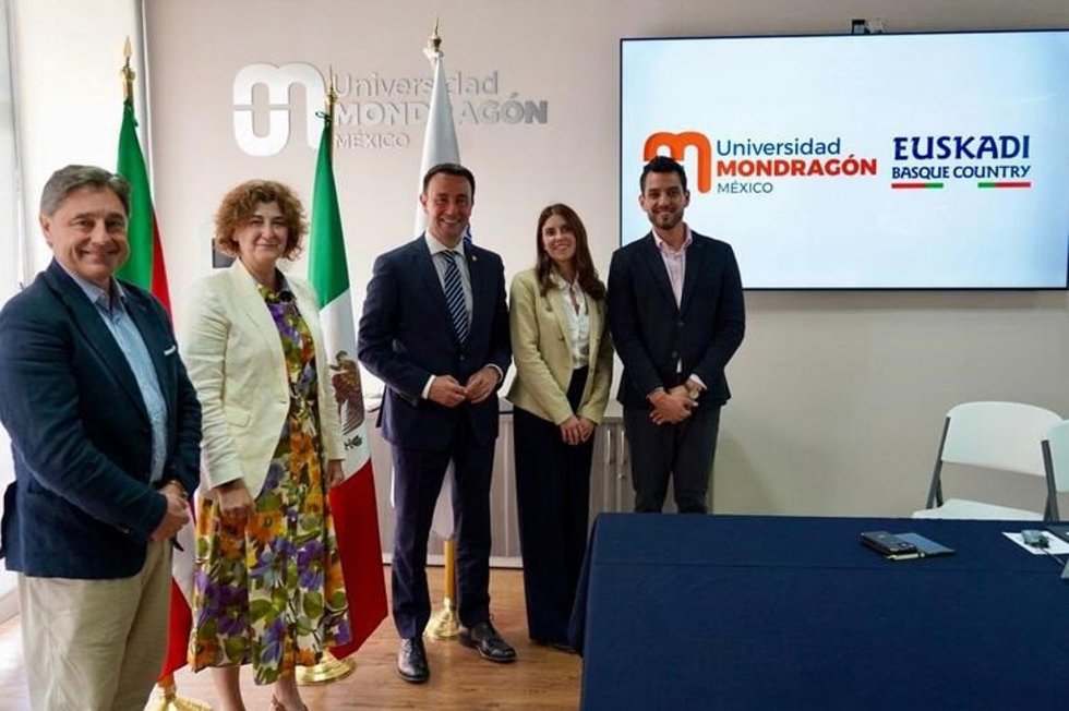 El vicelehendakari y consejero de Economía, Trabajo y Empleo, Mikel Torres, en un encuentro celebrado en Querétaro (México) con representantes de instituciones, empresas, cooperativas, Universidad Mondragon México y medios de comunicación