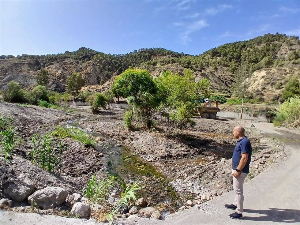 El delegado de Agricultura, Pesca, Agua y Desarrollo Rural de la Junta en Almería, Antonio Mena, durante la visita a las actuaciones de mejora del cauce del río Andarax en Rágol.