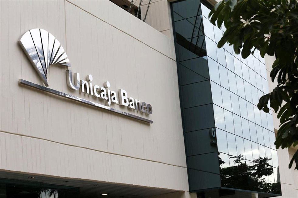 Archivo - Fachada de la sede de Unicaja Banco en Málaga (Imagen de archivo).