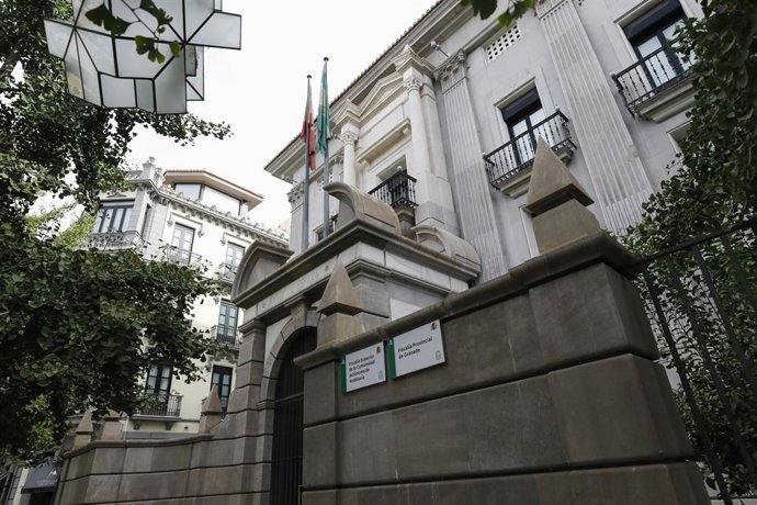 Archivo - Fachada del edificio de la Fiscalía en Granada.