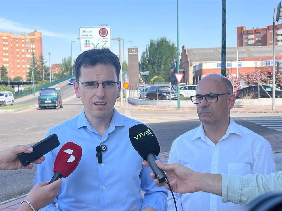 El portavoz del Grupo Municipal Socialista, Pedro Herrero, atiende a los medios de comunicación junto al paso de Daniel del Olmo.