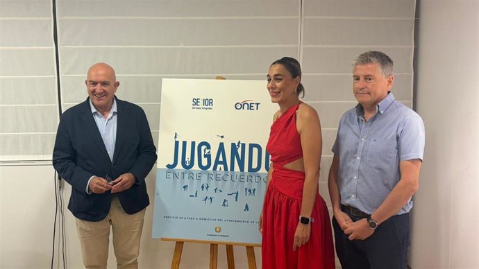 El alcalde de Valladolid, Jesús Julio Carnero presenta la revista 'Jugando con recuerdos' junto a los representantes de Clece Laura Cantero y José Manuel Millán