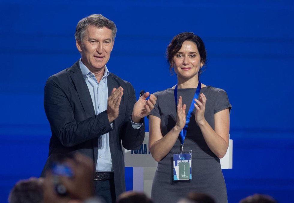Archivo - El presidente del PP, Alberto Núñez Feijóo, y la presidenta de la Comunidad de Madrid, Isabel Díaz Ayuso, durante la segunda jornada del XXI Congreso Nacional del Partido Popular, a 6 de julio de 2025, en Madrid (España).