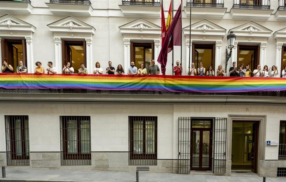 Más Madrid despliega una gran banera arcoíris en el Edifico de Grupos con motivo del Orgullo LGTBIQ+