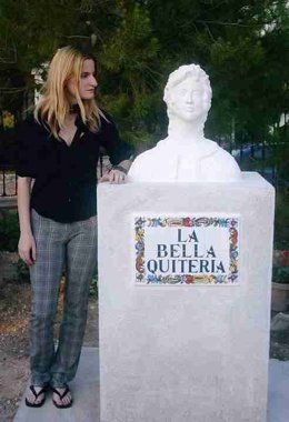 Maku en Munera en 2005 inagurando su escultura "Bella Quiteria"
