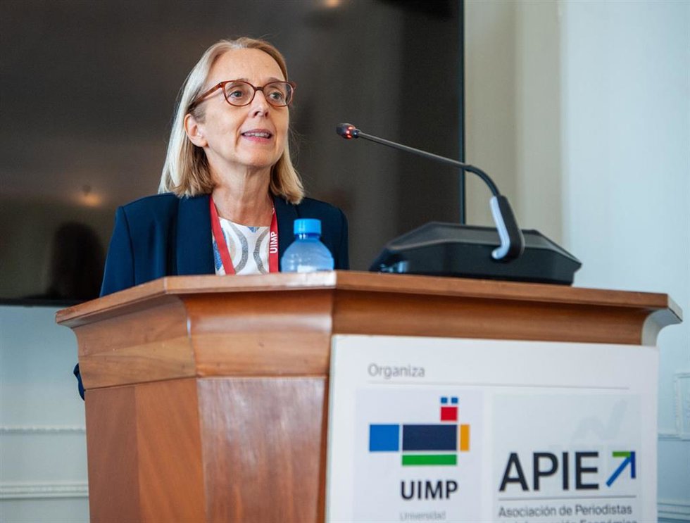 La presidenta de AIReF, Inés Olóndriz, durante su intervención en el curso de verano organizado por la APIE en la Universidad Menéndez Pelayo de Santander, a 25 de junio de 2026.