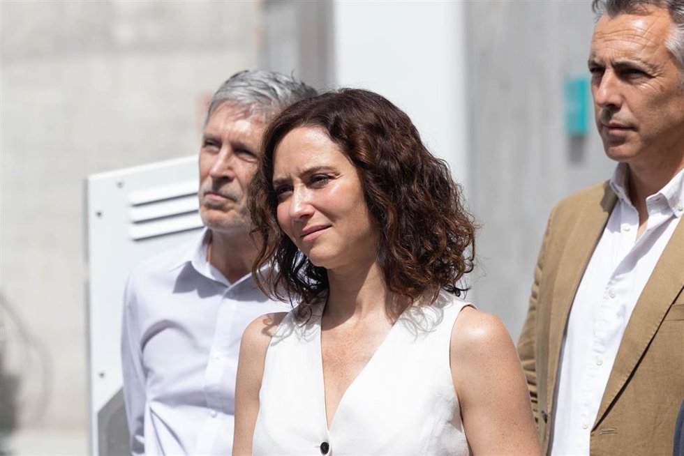 La presidenta de la Comunidad de Madrid, Isabel Díaz Ayuso (c), y el ministro del Interior, Fernando Grande-Marlaska (i), durante la inauguración del Centro de Innovación de Agua y Energía