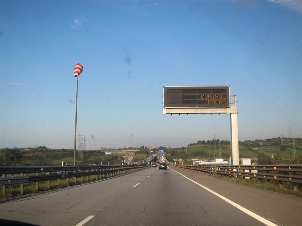 Archivo - Señal de radar de velocidad en la autopista A-8 'Y'.