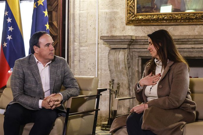Archivo - Arxiu - El president de la Generalitat, Juanfran Pérez Llorca, manté una trobada amb la portaveu de la Federació Veneçolana d'Associacions a Espanya.