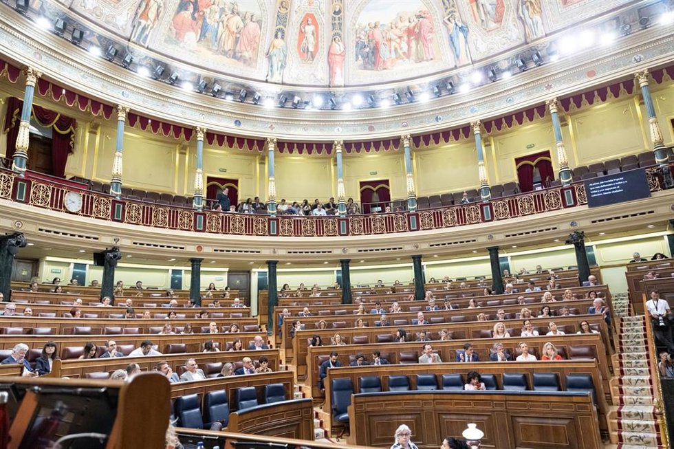 La bancada popular aplaude durante una sesión plenaria en el Congreso de los Diputados, a 25 de junio de 2026, en Madrid (España). 