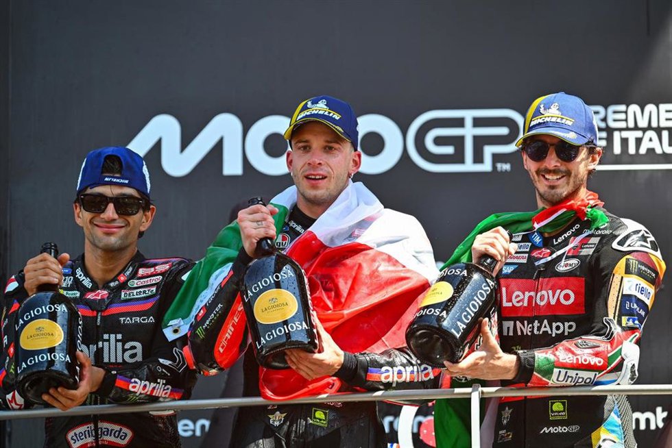 De izquierda a derecha, los pilotos Jorge Martín (Aprilia), Marco Bezzecchi (Aprilia) y 'Pecco' Bagnaia (Ducati), en el GP de Italia 2026.