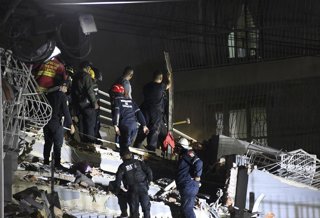 Miembros de los equipos de emergencias trabajan para ayudar a los afectados por los terremotos en Venezuela.