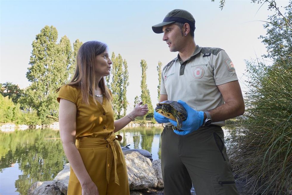 La directora general de Medio Ambiente, Ana Bretaña, junto al técnico de Guarderío de Medio Ambiente tras la demostración de captura de galápagos en el lago de Mendillorri