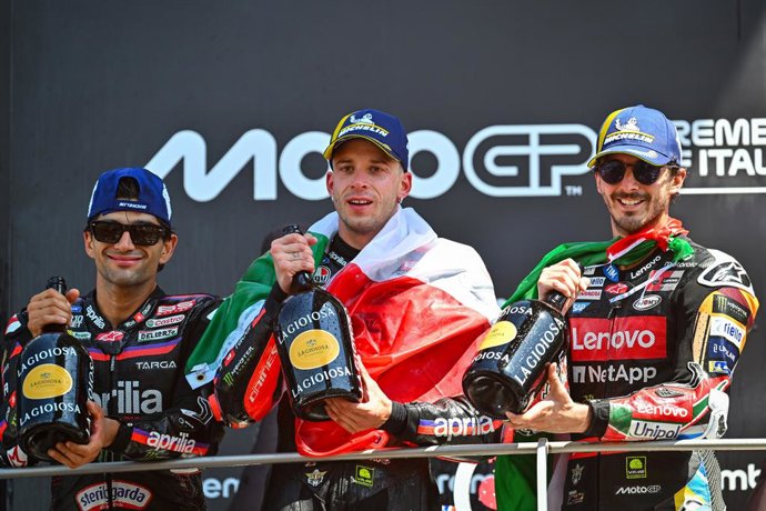 BEZZECCHI Marco (ita), Aprilia Racing, Aprilia RS-GP26, pódio, retrato com MARTIN Jorge (spa), Aprilia Racing, Aprilia RS-GP26, BAGNAIA Francesco (ita), Ducati Lenovo Team, Ducati Desmosedici GP26 durante o Grande Prêmio da Itália de MotoGP Brembo de 2026