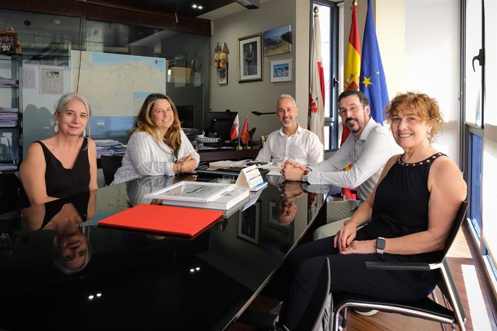 El consejero de Educación, Sergio Silva, con la presidenta de(APOE-CANT, Paz Civit,  la vicepresidenta, Rosario Villaroel, y la vocal, María José Ibiricu