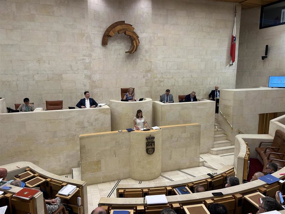 La presidenta de Cantabria, María José Sáenz de Buruaga, durante el Debate sobre la Orientación Política del Gobierno