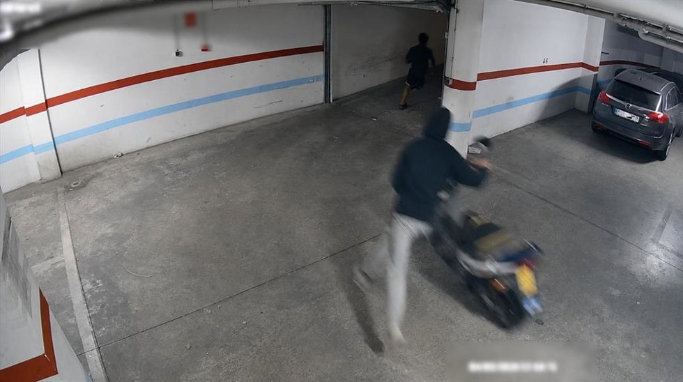 Imagen captada por cámaras de seguridad de uno de los ciclomotores sustraídos en Roquetas de Mar (Almería).