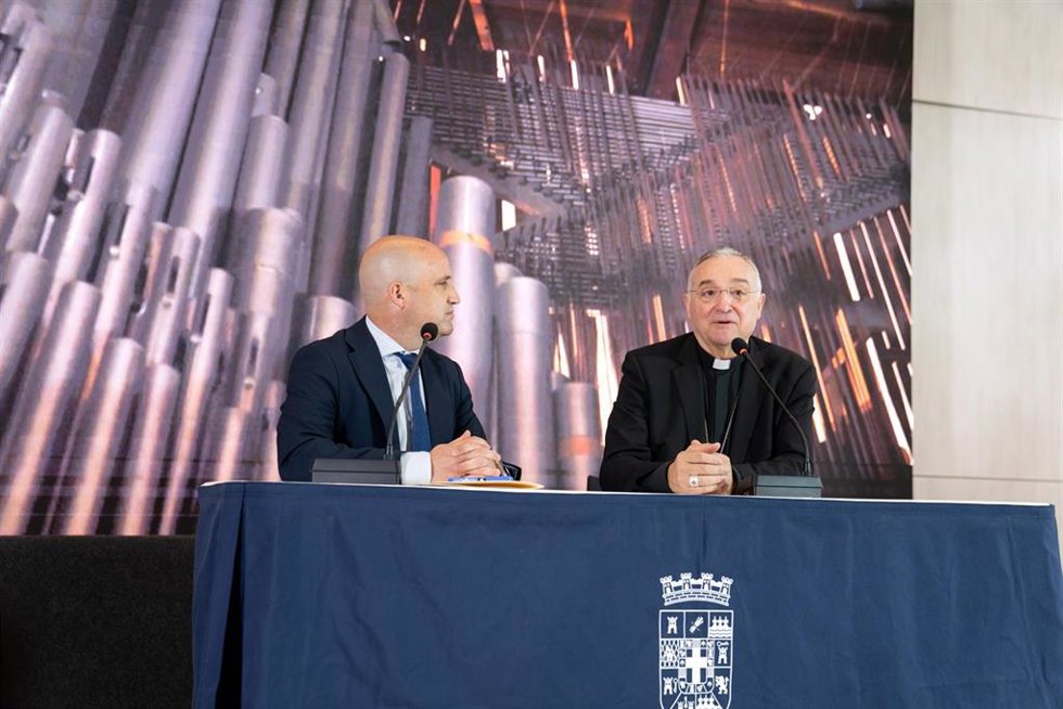 El presidente de la Diputación de Almería, Juan Antonio García Alcaina, y el obispo de Almería, Antonio Gómez Cantero, firman un acuerdo de colaboración.