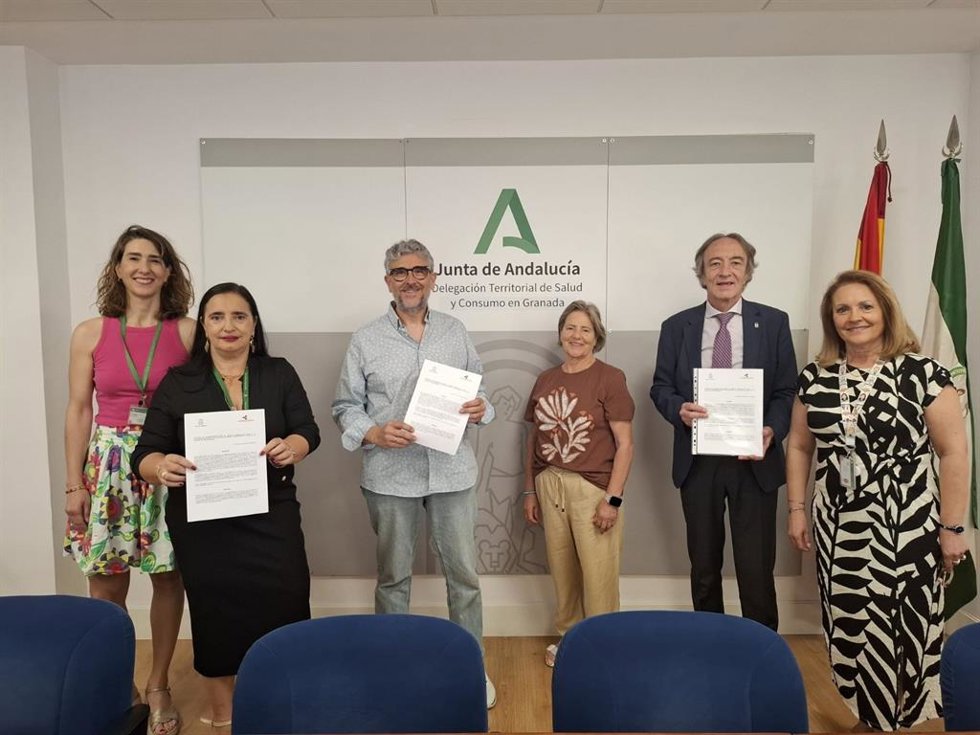 El delegado de Salud, Indalecio Sánchez-Montesinos, ha presidido el acto de la firma que ha sido plasmada por la directora gerente del centro sanitario, María Ángeles García Rescalvo, y el presidente de Asgradin, José Luis Moreno.