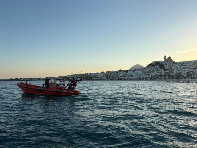 Retiren un bidó contaminant que anava a la deriva en aigües d'Altea